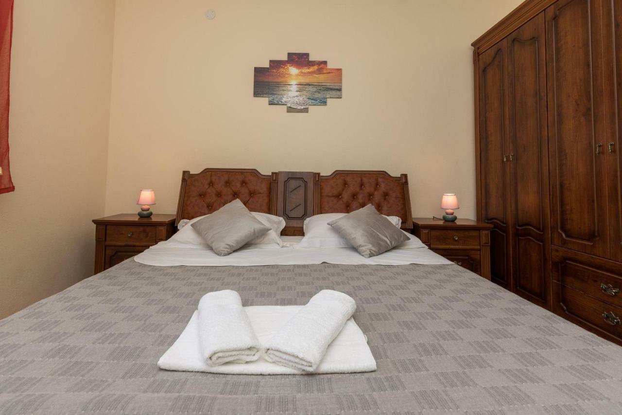 Apartman Mladenka Sukošan Екстериор снимка