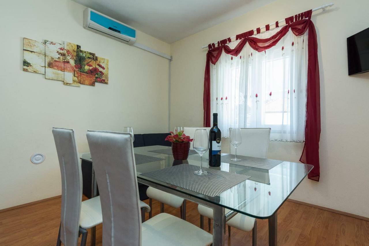 Apartman Mladenka Sukošan Екстериор снимка